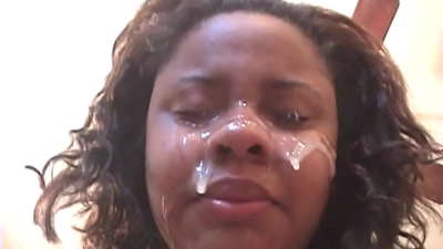 బ్రెజిలియన్ నల్లజాతి అమ్మాయి పెద్ద డిక్తో అంగ సంపర్కం తర్వాత ఆమె ముఖం మీద సహనాన్ని పొందుతుంది